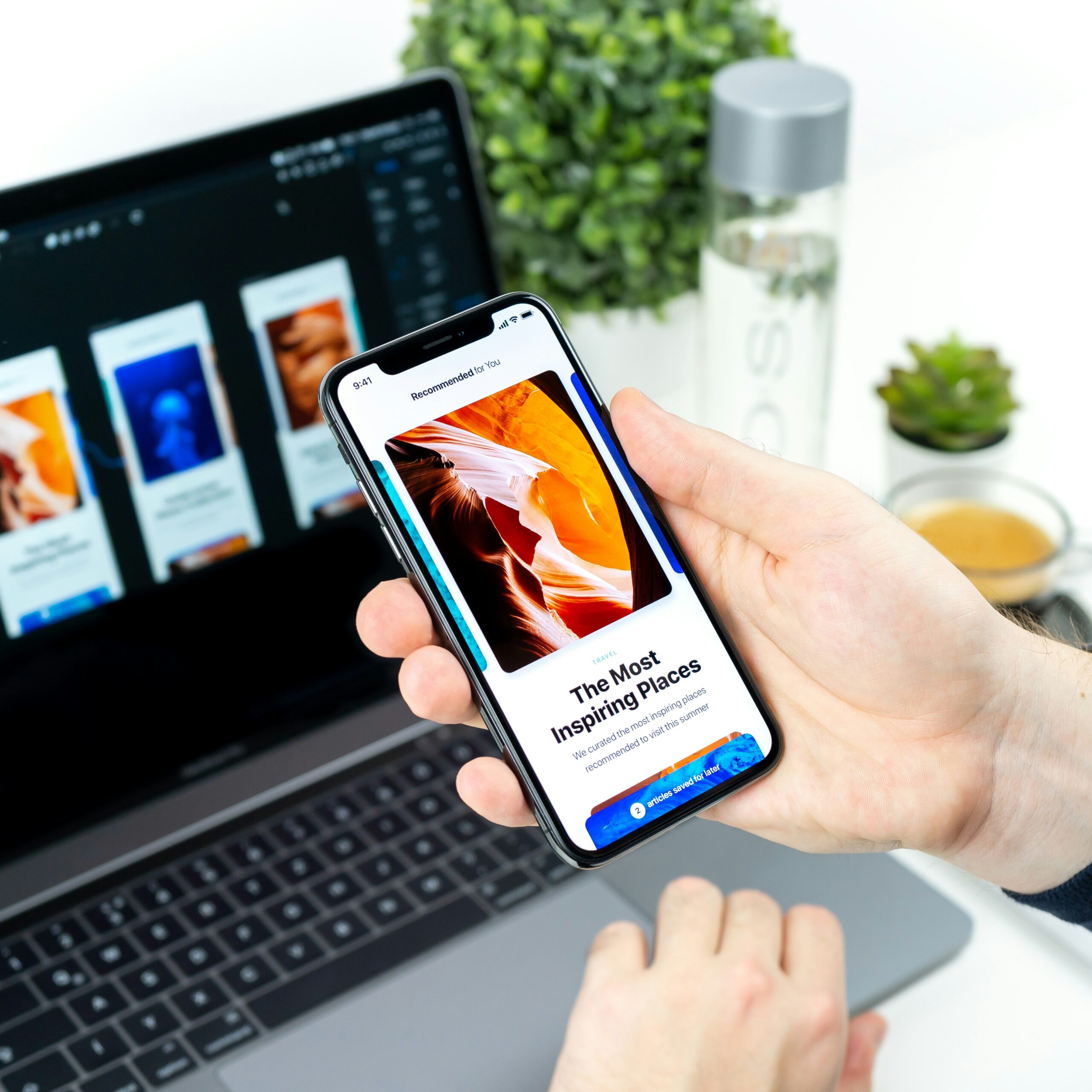 Photo d'un téléphone et d'un ecran représentant l'UX d'une application mobile